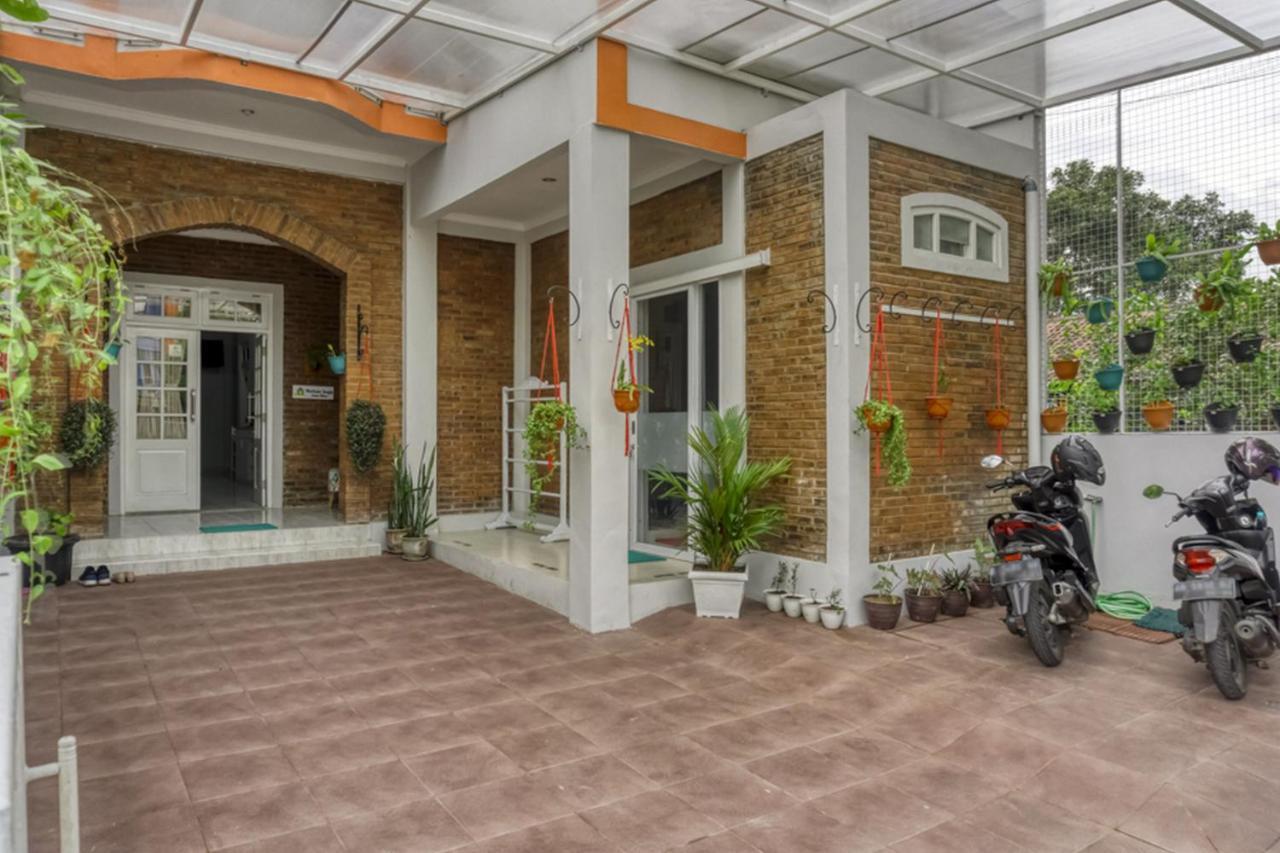 מלון Cebongan Reddoorz Near Sindu Kusuma Edupark 2 מראה חיצוני תמונה