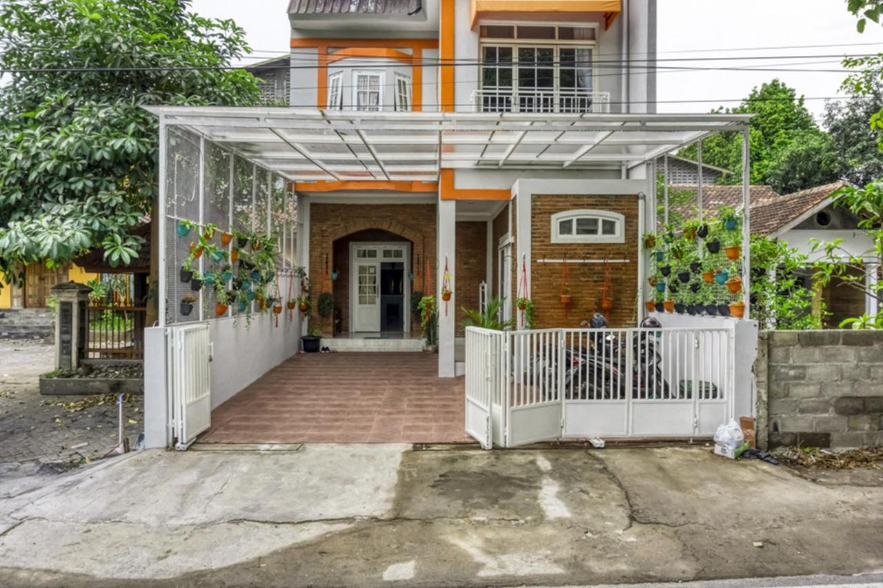 מלון Cebongan Reddoorz Near Sindu Kusuma Edupark 2 מראה חיצוני תמונה