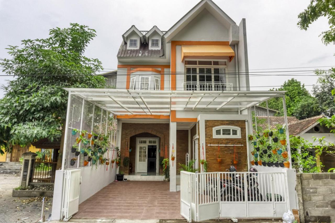 מלון Cebongan Reddoorz Near Sindu Kusuma Edupark 2 מראה חיצוני תמונה