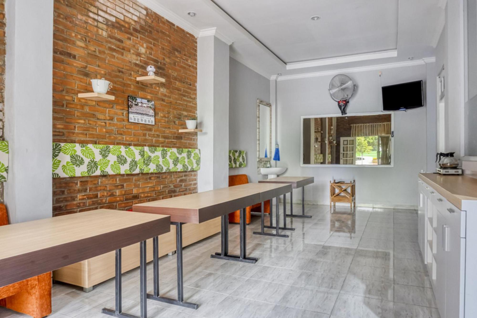 מלון Cebongan Reddoorz Near Sindu Kusuma Edupark 2 מראה חיצוני תמונה